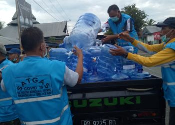 PEMBAGIAN GALON DAN MASKER KEPADA MASYARAKAT DESA TANJUNG BERINGIN